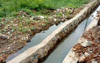 Kondisi pembangunan drainase yang tidak rapi. (foto: koranbanjar.net)