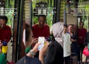 Kediaman di Solo Jadi ‘Obyek Wisata,’ Jokowi Sambut Ibu ibu Dari Kalimantan