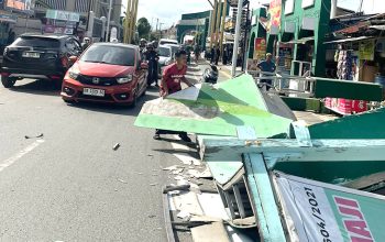Gapura di depan Jalan Sekumpul martapura roboh menjelang haul Abah Guru Sekumpul di Martapura. (foto:koranbanjar.net)