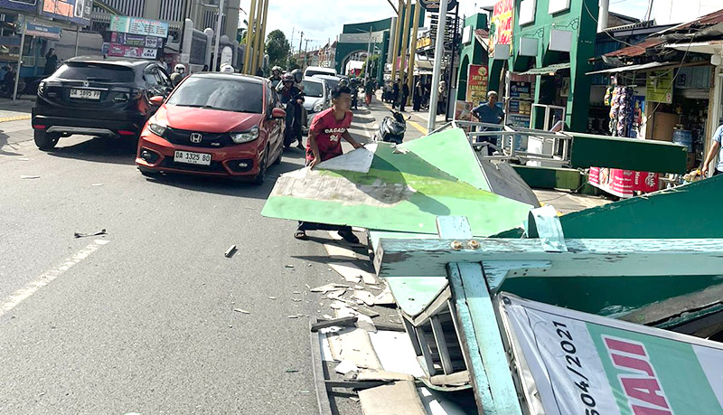 Gapura di depan Jalan Sekumpul martapura roboh menjelang haul Abah Guru Sekumpul di Martapura. (foto:koranbanjar.net)