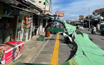ROBOH – Ornamen gapura di depan jalan Sekumpul Martapura yang roboh. (foto: koranbanjar.net)