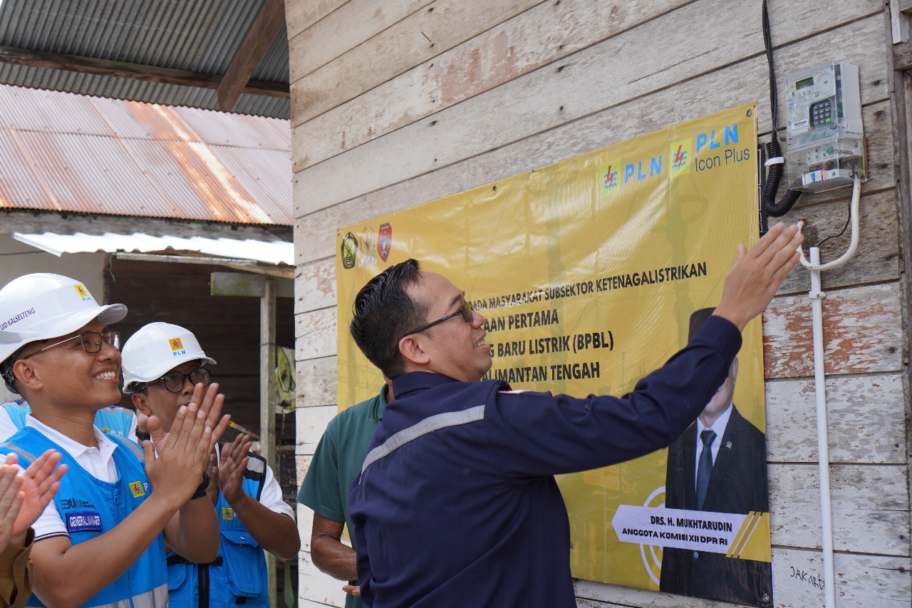 Prosesi penyalaan salah satu penerima manfaat program BPBL 2024 di Desa Sungai Tendang, Kecamatan Kumai, Kabupaten Kotawaringin Barat, Kalimantan Tengah oleh Koordinator Perlindungan Lingkungan DJK Kementerian ESDM Bayu Nugroho disaksikan General Manager PLN UID Kalselteng Ahmad Syauki. (Foto: PLN UID Kalselteng/Koranbanjar.net)