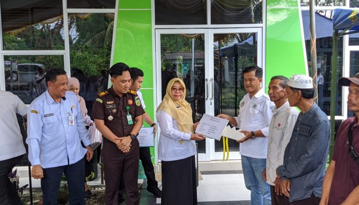 Dukung Produktivitas Pertanian, DKPPTPH Tabalong Serahkan Bantuan Alsintan ke Kelompok Tani