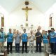Foto bersama General Manager PLN UID Kalselteng Ahmad Syauki bersama jajaran manajemen PLN UID Kalselteng dengan Pastor Ignasius Tari dan pengurus Gereja Katedral Keuskupan Banjarmasin pada Rabu (18/12/2024). (Foto: PLN UID Kalselteng/Koranbanjar.net)