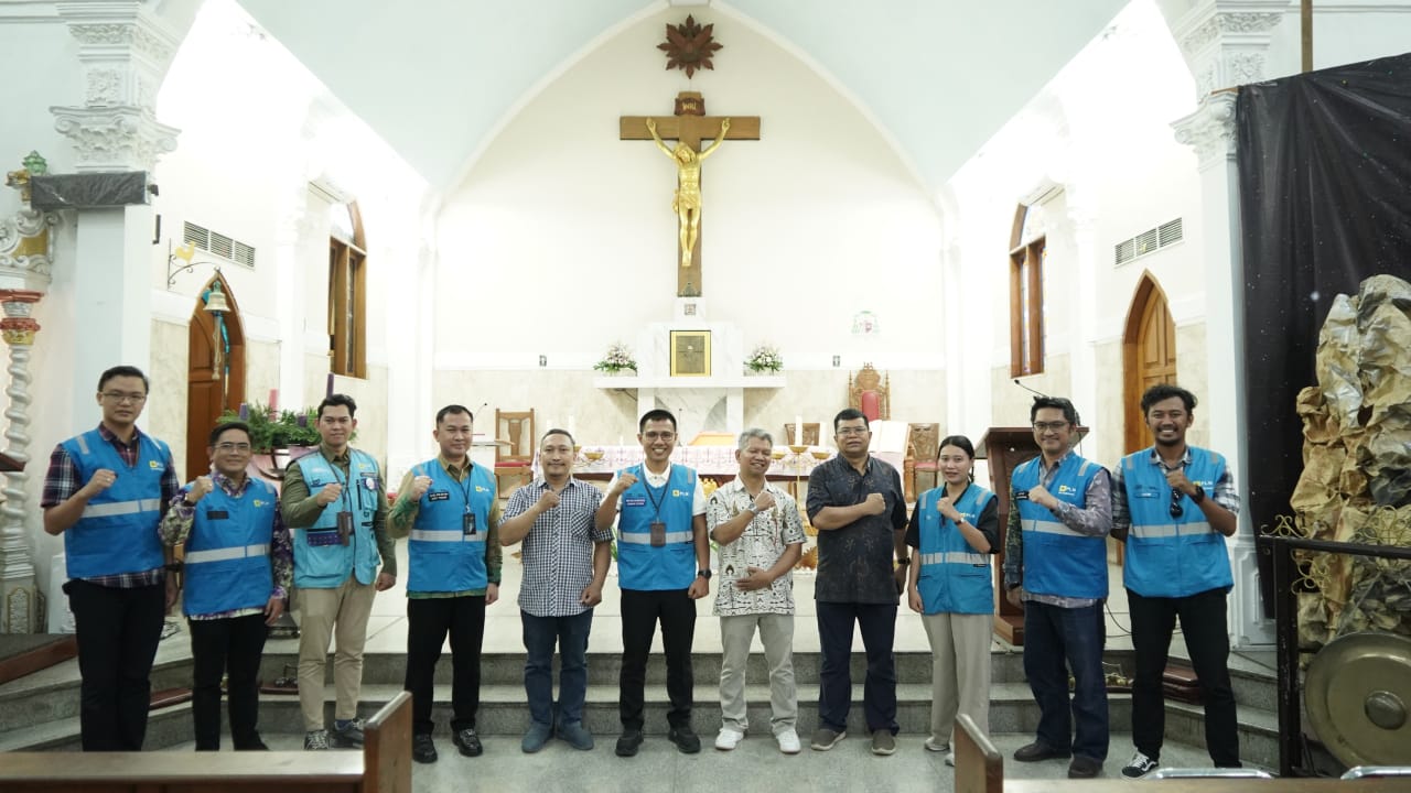 Foto bersama General Manager PLN UID Kalselteng Ahmad Syauki bersama jajaran manajemen PLN UID Kalselteng dengan Pastor Ignasius Tari dan pengurus Gereja Katedral Keuskupan Banjarmasin pada Rabu (18/12/2024). (Foto: PLN UID Kalselteng/Koranbanjar.net)