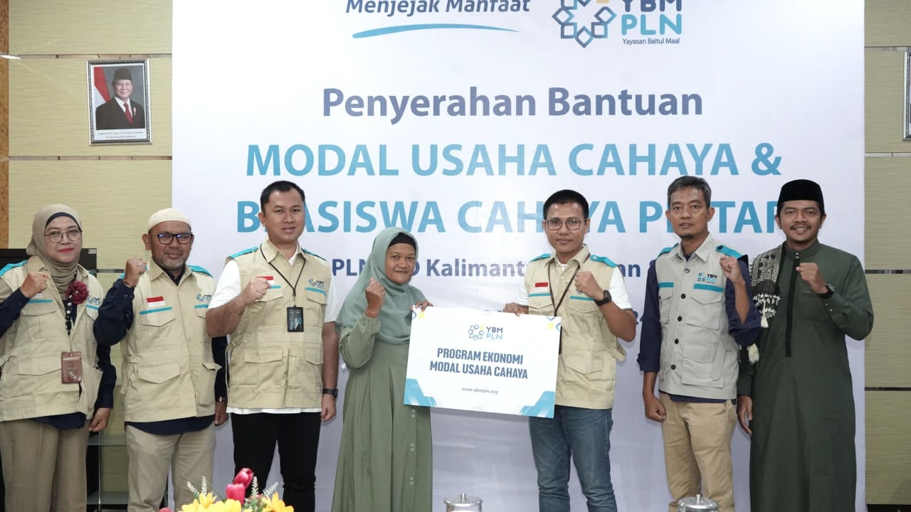 Simbolis penyerahan bantuan modal usaha kepada para salah satu penerima manfaat oleh General Manager PLN UID Kalselteng, didampingi oleh Senior Manager Keuangan, Komunikasi, dan Umum PLN UID Kalselteng Sigit Fanani, Ketua YBM PLN UID Kalselteng Legiman, serta Pembina Penerima Manfaat Ustadz Fikri. (Foto: PLN UID Kalselteng/Koranbanjar.net)