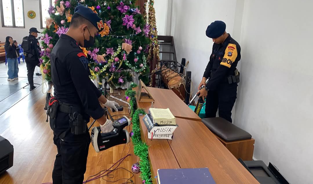 Polresta Banjarmasin bersama Tim Gegana Brimob Polda Kalsel mengamankan Gereja di Kota Banjarmasin pada perayaan Natal 2024. (Foto: Polresta Banjamasin/Koranbanjar.net)