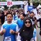 Ratusan peserta 8K Fun Run Bawaslu Kalsel sedang berlari santai, Sabtu (28/12/2024). (Foto: Leon/Koranbanjar.net)