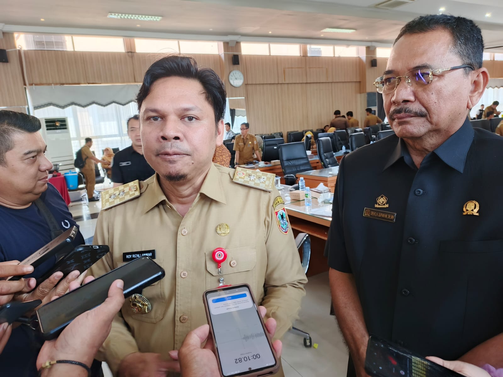 Wawancara Sekdaprov Kalsel Roy Rizali Anwar didampingi Ketua DPRD Kalsel Supian HK. (Foto: Leon/Koranbanjar.net)