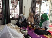 Anggota DPRD Balangan Hj Sri Huriyati Melayat ke Rumah Duka Mantan Camat Paringin