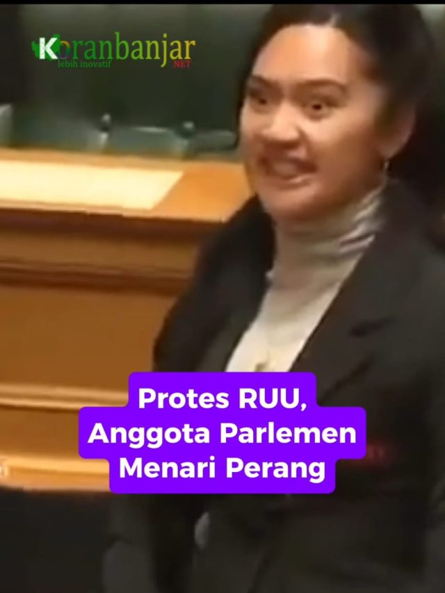 Protes RUU Anggota Parlemen Menari Perang