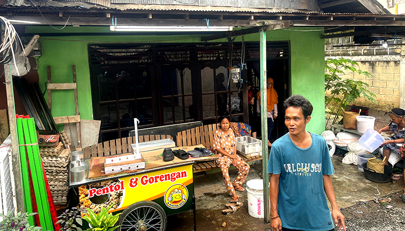 Sebuah kebakaran terjadi di Kelurahan Sekumpul, menghanguskan gudang penyimpanan barang dagangan milik Hj. Hairiyah dan Hj. Wardah yang berada di rumah merek di Jalan Sekumpul, Selasa, (24/12/2024) sekitar pukul 09.30 wita.