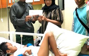 Kepala Desa Jingah Habang, Syamsuri saat menyerahkan bantuan kepada korban.