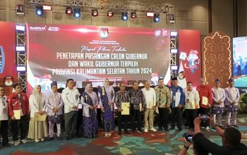 Ketua KPU Kalsel bersama jajaran Komisioner dan para Ketua Partai Politik berfoto bersama. (Foto: Leon/Koranbanjar.net)