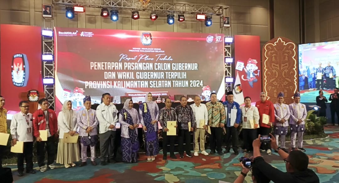 Ketua KPU Kalsel bersama jajaran Komisioner dan para Ketua Partai Politik berfoto bersama. (Foto: Leon/Koranbanjar.net)