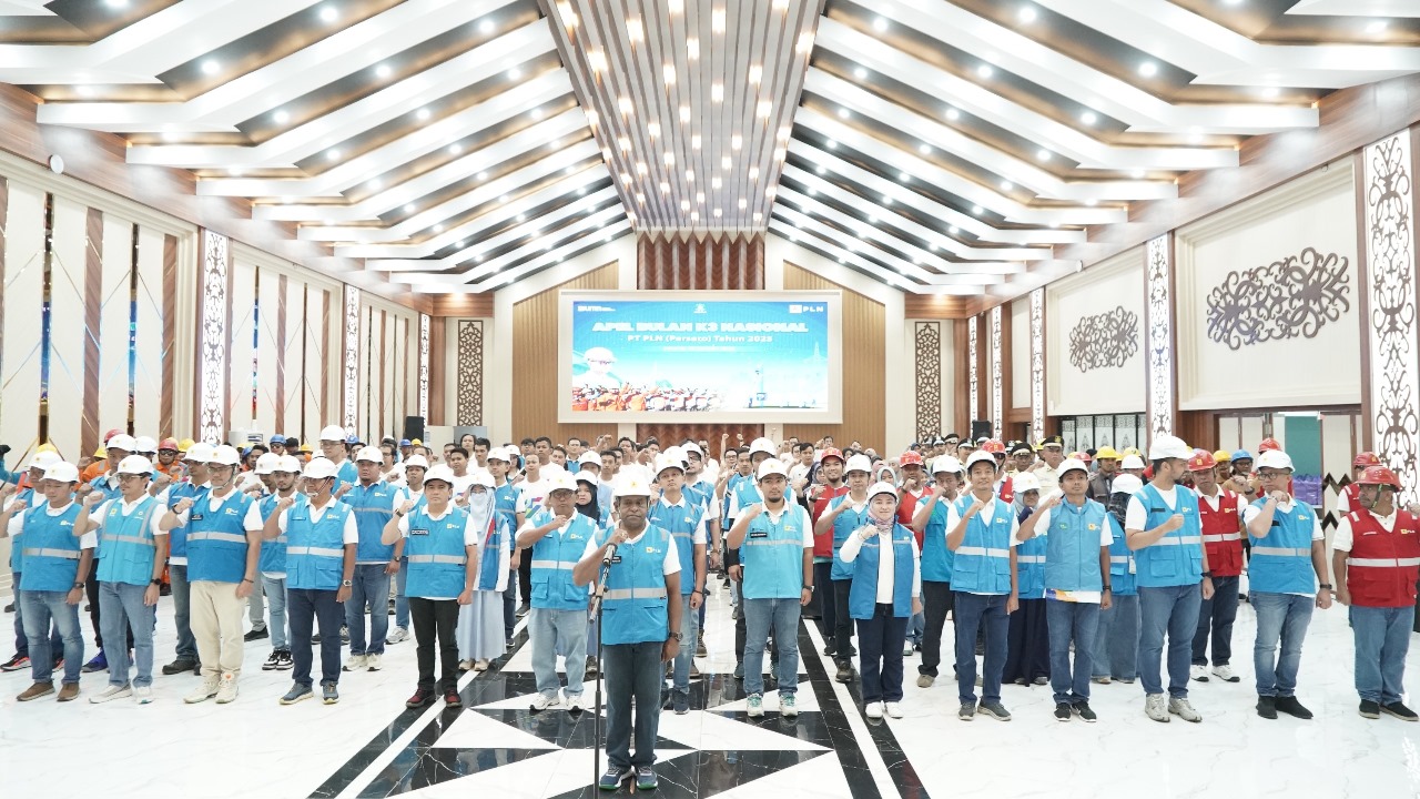 Apel Siaga yang diselenggarakan pada Jumat (10/1/2025) di Banjarbaru, dipimpin oleh Senior Manager Distribusi PLN UID Kalselteng Roberth Rumsaur yang diikuti oleh 250 personel dari berbagai unit kerja, termasuk PLN Nusa Daya, PLN Icon Plus, dan PLN UPDL Banjarbaru. (Foto: PLN UID Kalselteng/Koranbanjar.net)