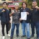 M Hafidz Halim didampingi Pengacara Bujino Salan saat melapor di Polda Kalsel, Jumat (Foto: Leon/Koranbanjar.net)