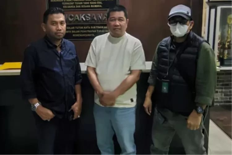 Terpidana korupsi, Irwan Baramuli (tengah) berhasil ditangkap Tim Kejari HSU dan Tim Kejagung RI. (Foto: Tim/Koranbanjar.net)