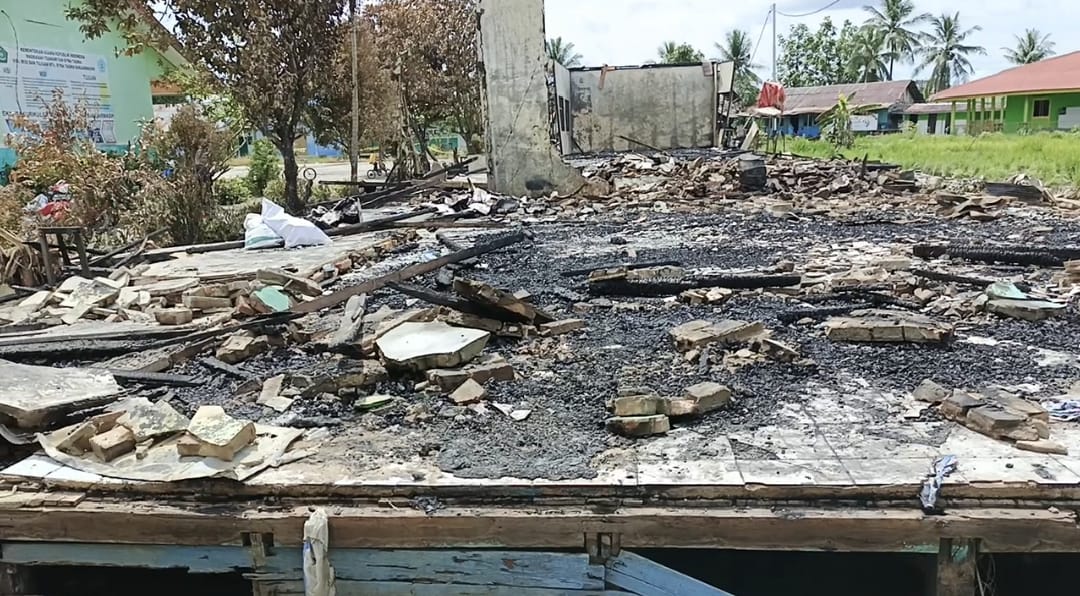 Bangunan sekolah MTS Byna Taqwa di Jalan Tembus Mantuil Banjarmasin luluh lantak dimakan api. (Foto: Leon/Koranbanjar.net)