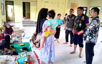 BPBD Banjar memantau dan mendistribusikan bantuan ke warga yang terdampak banjir di Sungai Tabuk. (foto:BPBD Banjar)