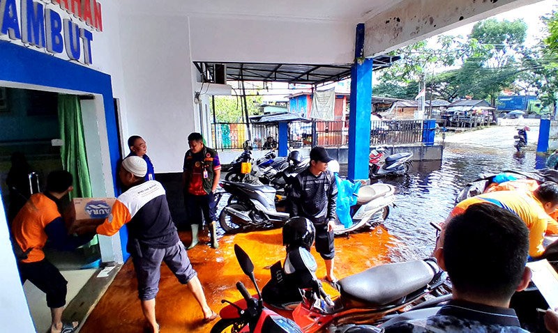 BPBD Banjar mendistribusikan banjir di Kelurahan Gambut, Kamis 22 Januari 2025. (foto: BPBD Banjar)