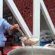 Emak-emak siapkan makanan untuk korban banjir. (foto: koranbanjar.net)