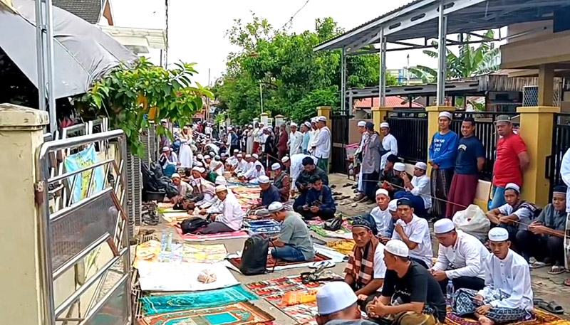 Situasi terkini atau beberapa jam sebelum pelaksanaan Haul ke 20 Abah Guru Sekumpul di zona 1 atau sekitar Komplek Ar Raudah Sekumpul pada Minggu, 25 Januari 2025, jalan-jalan gang sudah penuh dengan jemaah yang digunakan untuk shaf-shaf sholat dzuhur.