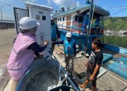 Petugas PLN (kiri) ketika sedang berbincang dengan salah seorang pemilik kapal ikan, Hutagalung (kanan) yang sedang menggunakan ALMA saat kapalnya bersandar di Tempat Pelelangan Ikan (TPI) Kecamatan Sarudik, Kabupaten Tapanuli Tengah, Sumatera Utara. (Foto: PLN Persero/Koranbanjar.net)