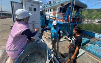 Petugas PLN (kiri) ketika sedang berbincang dengan salah seorang pemilik kapal ikan, Hutagalung (kanan) yang sedang menggunakan ALMA saat kapalnya bersandar di Tempat Pelelangan Ikan (TPI) Kecamatan Sarudik, Kabupaten Tapanuli Tengah, Sumatera Utara. (Foto: PLN Persero/Koranbanjar.net)