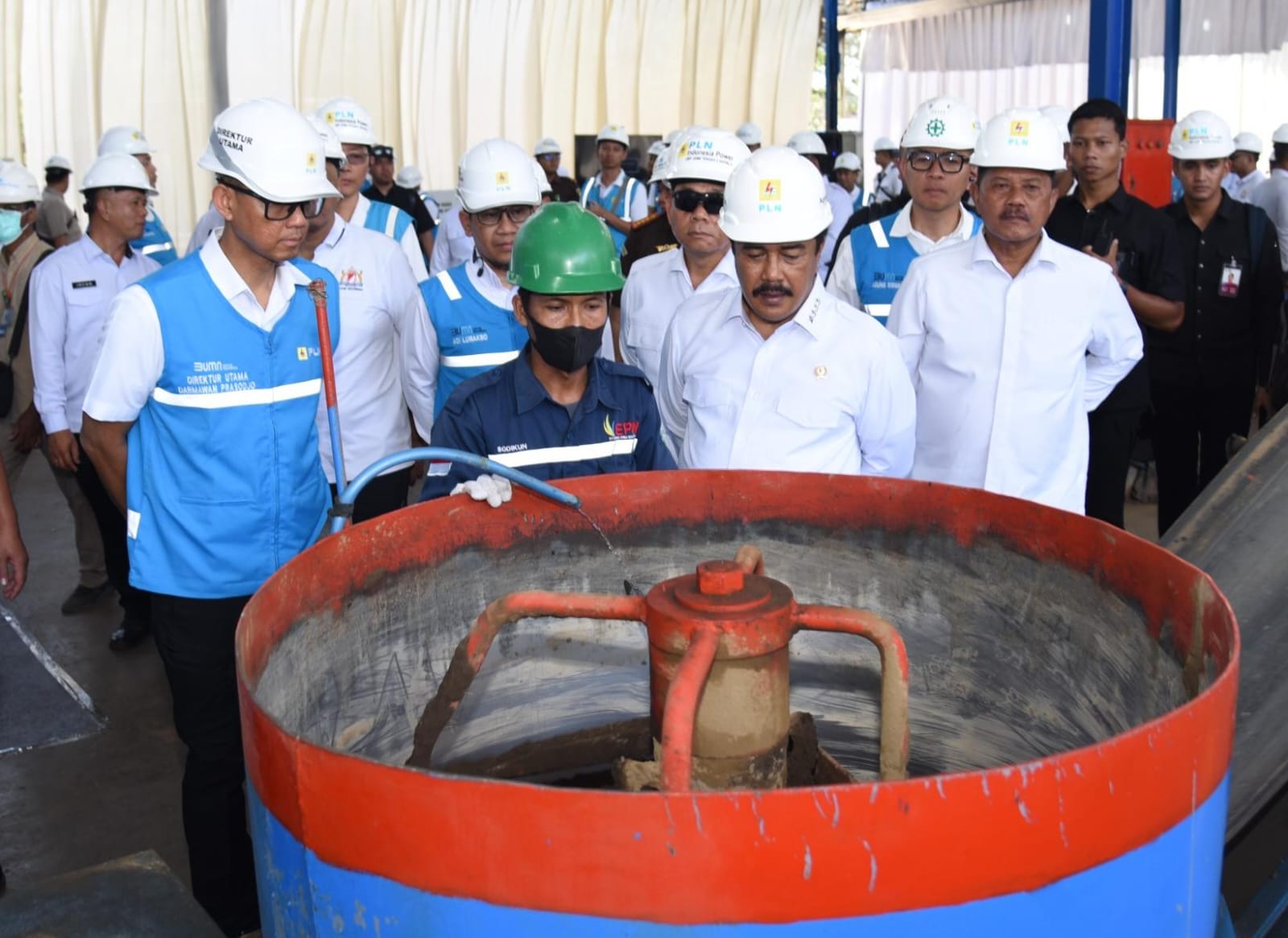 Menteri Imipas, Agus Andrianto (kanan depan) dan Direktur Utama PLN, Darmawan Prasodjo (kiri depan) ketika menyaksikan demonstrasi pembuatan paving block berbahan dasar FABA di workshop FABA PLTU Adipala, Cilacap, Jawa Tengah pada Rabu (5/2/2025). (Foto: PLN Persero/Koranbanjar.net)