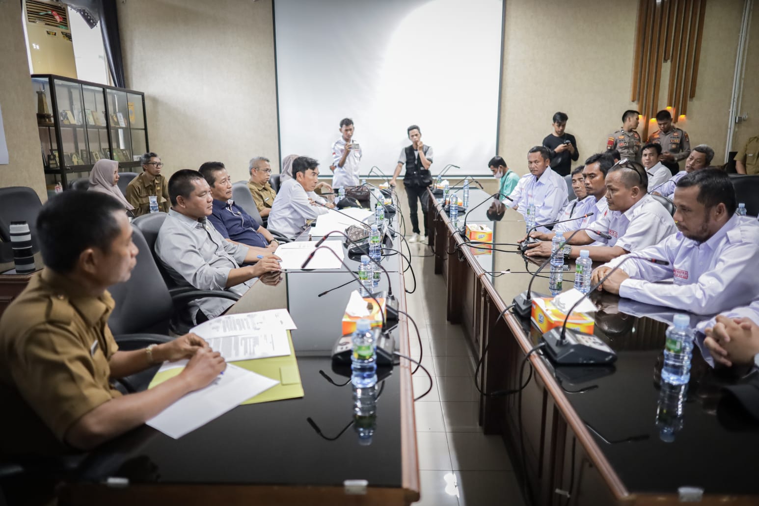 Puluhan massa Serikat Buruh Nasionalis Indonesia (SBNI) audiensi dengan DPRD Kalsel di Gedung DPRD Kalsel, Banjarmasin., Senin (10/2/2025). (Foto: Humas DPRD Kalsel/Koranbanjar.net)