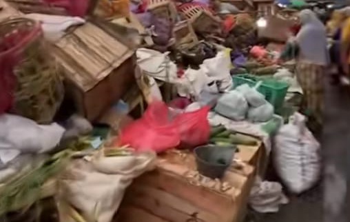 Tumpukan sampah yang sudah menggunung di Pasar Sentra Antasari Banjarmasin. (Foto: Leon/Koranbanjar.net)