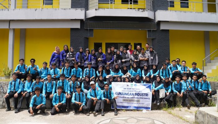 Radio Gema Sa-Ijaan Antusias Sambut Kunjungan SMKN 1 Kotabaru