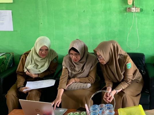 Pembinaan Calon Sekolah Adiwiyata Kabupaten di SDS Bangun Benua