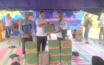 Gusti Abidinsyah menyerahkan bantuan banjir ke Desa Munggu Raya Astambul. (Foto: koranbanjar.net)