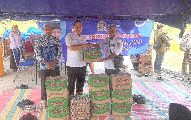 Gusti Abidinsyah menyerahkan bantuan banjir ke Desa Munggu Raya Astambul. (Foto: koranbanjar.net)