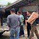 Jurnalis membantu salurkan bantuan untuk korban banjir. (foto: koranbanjar.net)