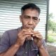 Gajali Rahman saat memperagakan meniup bambu untuk memanggil burung. (foto: koranbanjar.net)