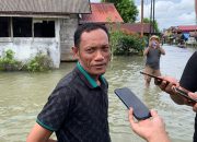 Pembakal (Kepala) Desa Kelampayan Tengah, Rusdian, di lokasi banjir.