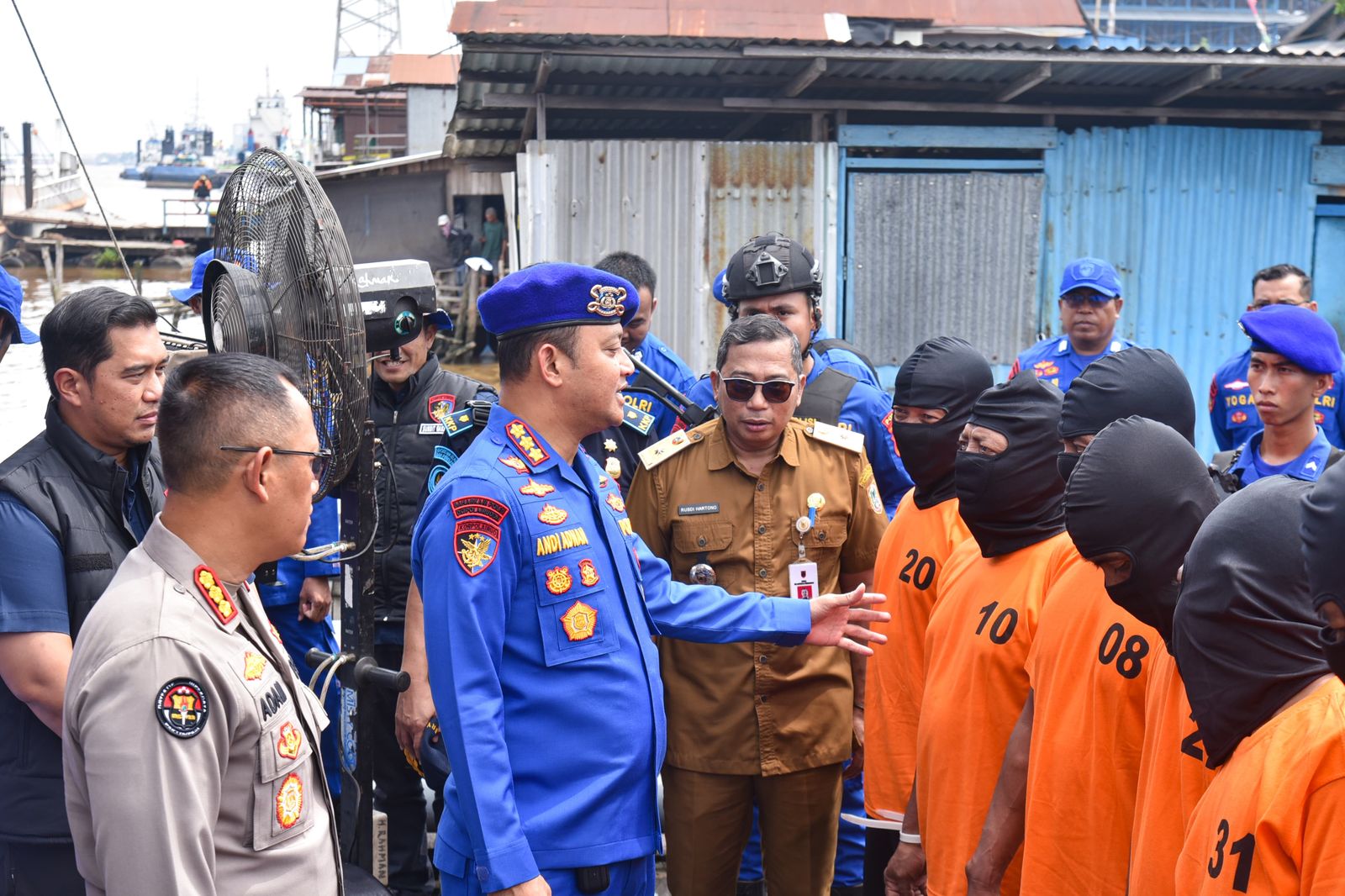 Konferensi pers Dit Polairud Polda Kalsel terkait penangkapan 8 nelayan asal Lamongan, Jawa Timur. (Foto: Dit Polairud Polda Kalsel/Koranbanjar.net)