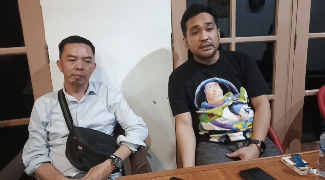 Reza Febiardi, ayah korban (baju hitam) saat wawancara dengan awak media di sebuah cafe di Banjarmasin. (Foto: Leon/Koranbanjar.net)