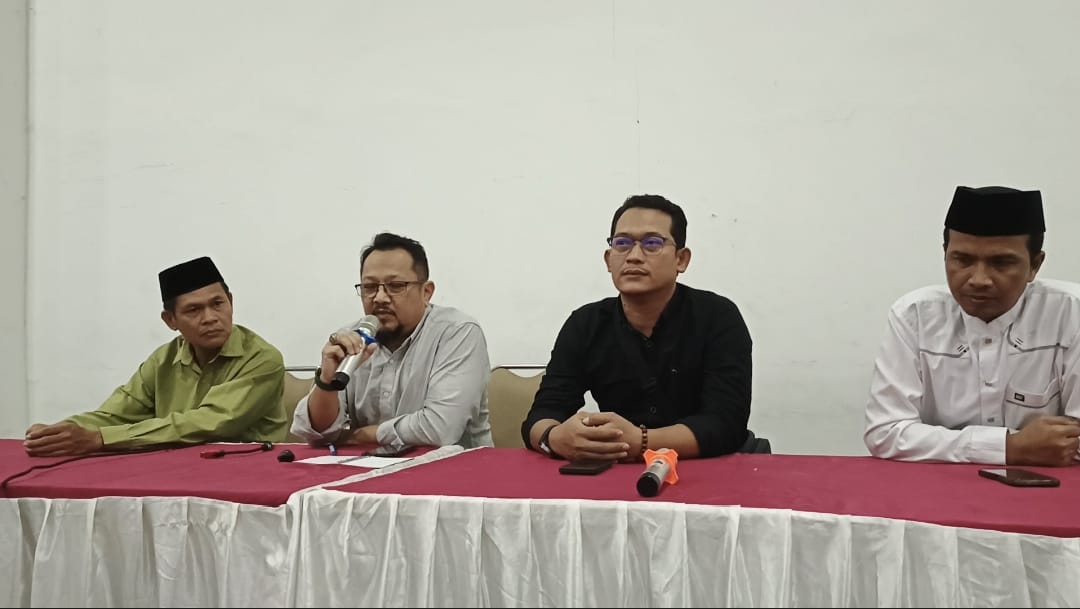 Pihak SDIT Ukhuwah Banjarmasin menggelar konferensi pers, Kamis (6/3/2025). (Foto: Leon/Koranbanjar.net)