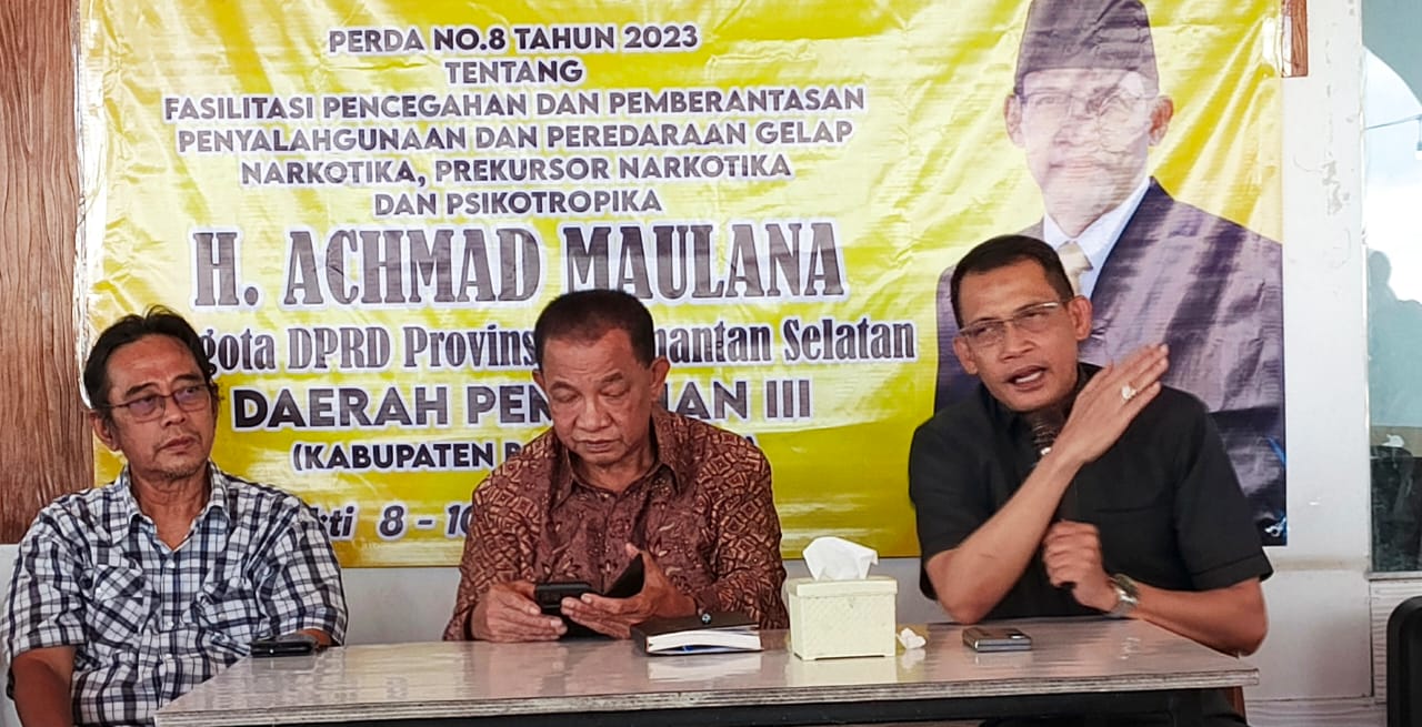 Achmad Maulana, anggota DPRD Provinsi Kalsel didampingi Puar Junaidi dan Apriansyah dalam Sosper Narkotika di Alalak Barito Kuala, Senin (10/3/2025). (Foto: Leon/Koranbanjar.net)