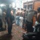 Unit Reskrim Polsek KPL Banjarmasin mengamankan 8 orang ABG diduga mengkonsumi alkohol saat Ramadan di kawasan Pelabuhan Trisakti Banjarmasin, Selasa (11/3/2025). (Foto: Leon/Koranbanjar.net)