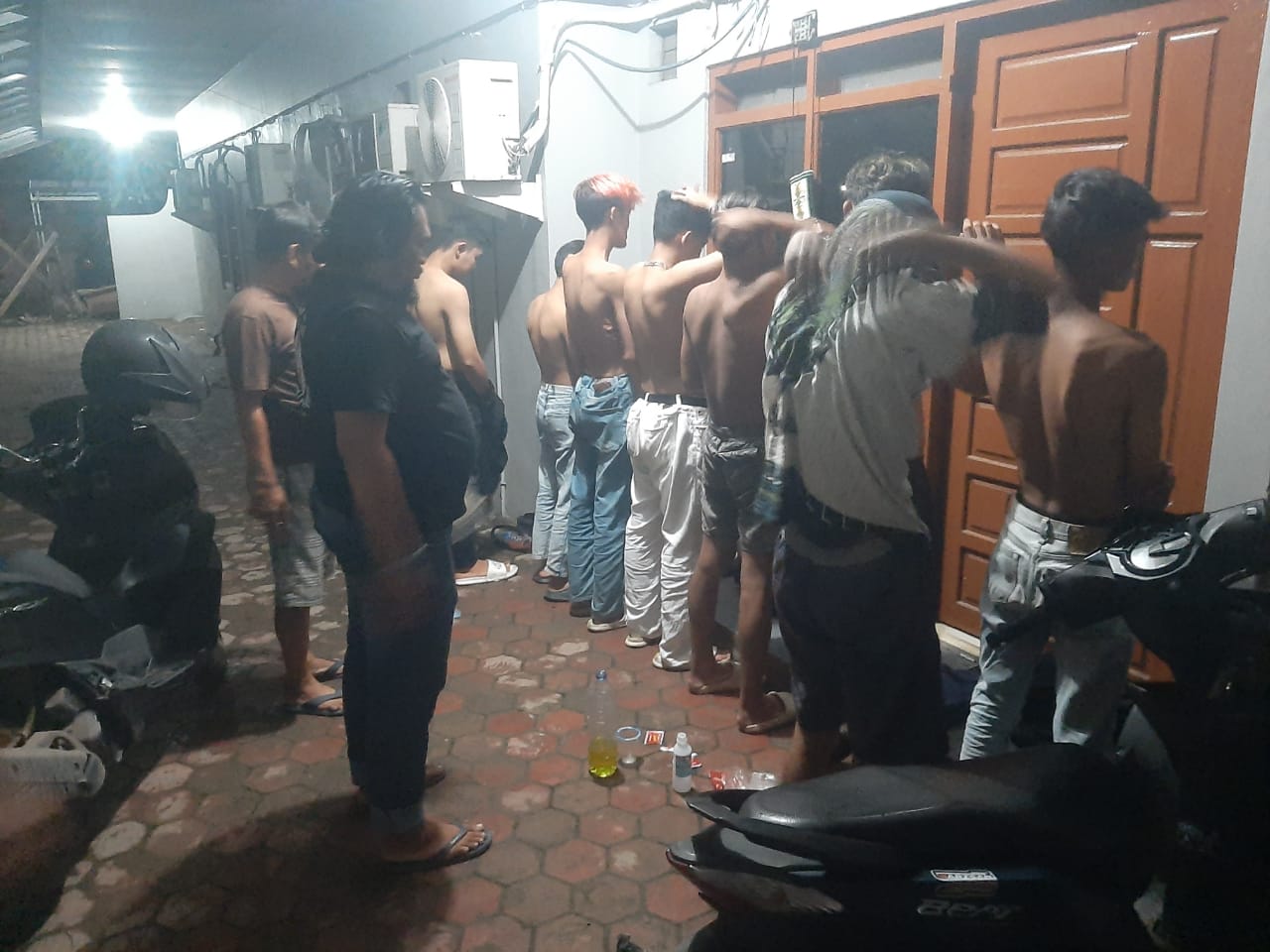 Unit Reskrim Polsek KPL Banjarmasin mengamankan 8 orang ABG diduga mengkonsumi alkohol saat Ramadan di kawasan Pelabuhan Trisakti Banjarmasin, Selasa (11/3/2025). (Foto: Leon/Koranbanjar.net)