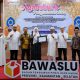 Bawaslu Kalimantan Selatan menerima penghargaan dari Komisi Informasi Publik Kalsel, Selasa (11/3/2025). (Foto: Leon/Koranbanjar.net)