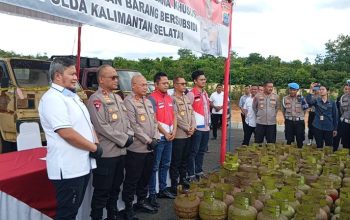 Press release kasus penjualan gas elpiji 3 kg di atas Harga Eceran Tertinggi (HET), bertempat di Mapolda Kalsel, Kota Banjarbaru, Kamis (13/3/2025). (Foto: Polda Kalsel/Koranbanjar.net)