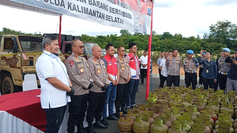 Press release kasus penjualan gas elpiji 3 kg di atas Harga Eceran Tertinggi (HET), bertempat di Mapolda Kalsel, Kota Banjarbaru, Kamis (13/3/2025). (Foto: Polda Kalsel/Koranbanjar.net)