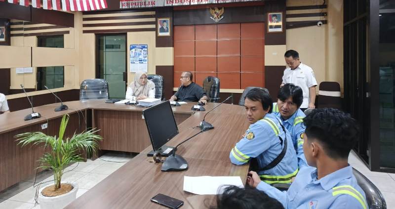 Audiensi sejumlah karyawan PT Rizky Aulia Mandiri (RAM) dengan Anggota DPRD Kabupaten Banjar didampingi pejabat Disnakertrans Kabupaten Banjar, Rabu (26/3/2025). (Sumber Foto: Saukani/Koranbanjar.net)
