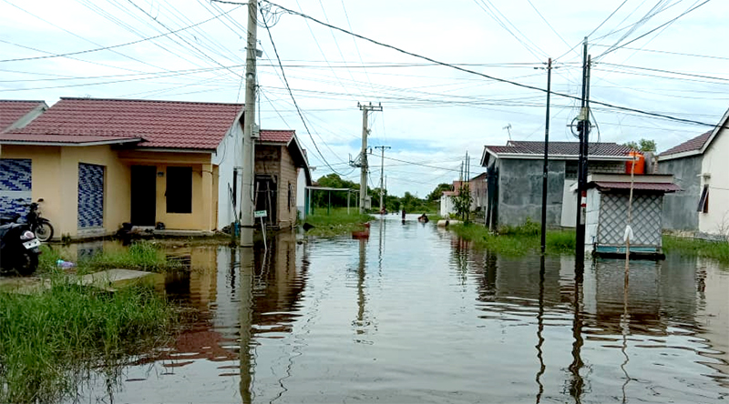 Permukiman penduduk di pinggiran Kota Martapura, Kabupaten Banjar yang mengalami kebanjiran. (foto : koranbanjar.net)